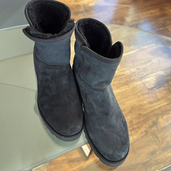 get 2 pairs for 1 
New without boxes size 7 women,UGG camel/black color - Picture 8 of 8